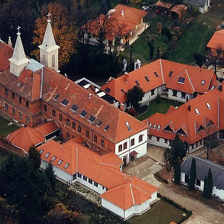 Martineum Felnottkepzo Akademia Hostel