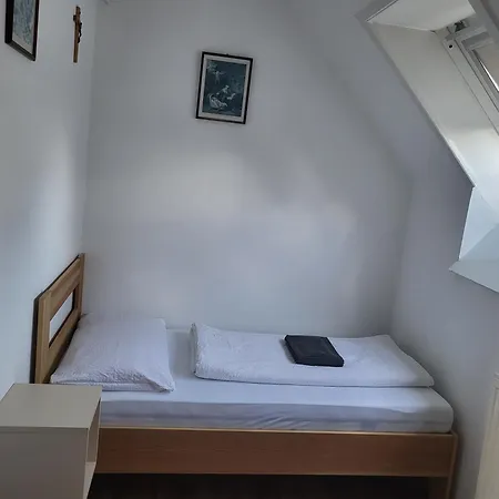 Hostel Martineum Felnottkepzo Akademia *